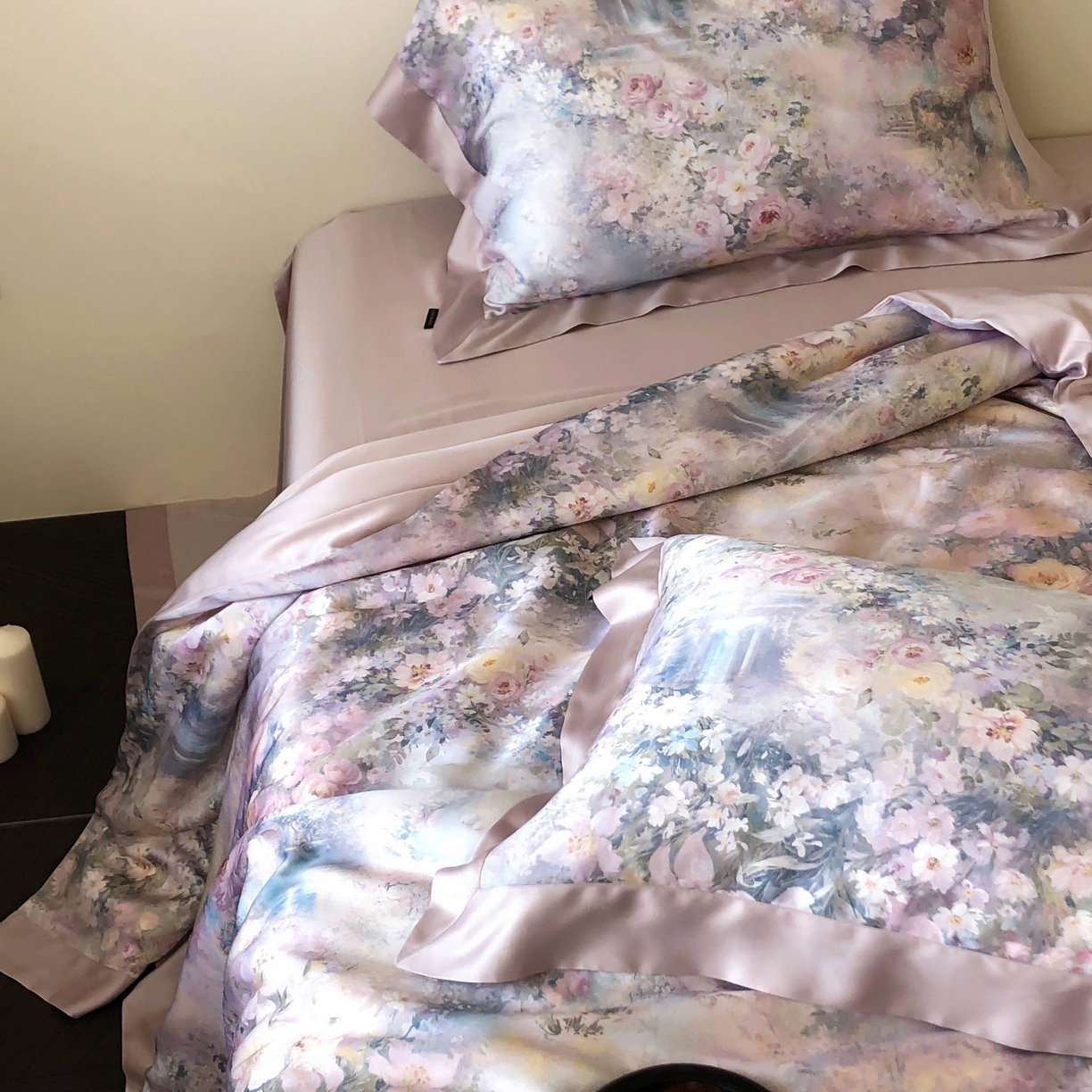 91家纺网 家纺一手货源 找家纺 佳汐蓝家纺2025新款春夏60支柔缎兰精天丝轻奢印花四件套-花园蜜语 花园蜜语-紫色