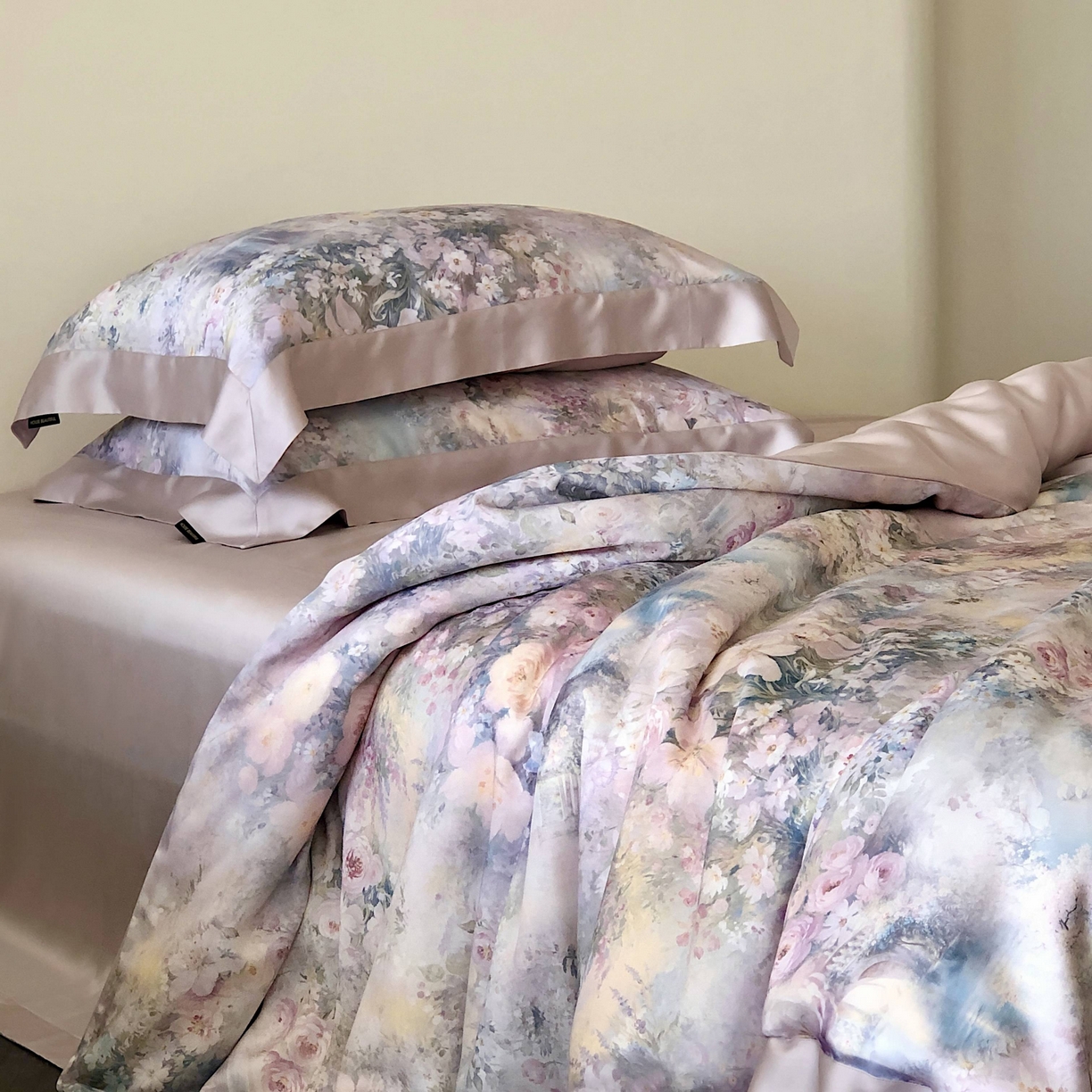 91家纺网 家纺一手货源 找家纺 佳汐蓝家纺2025新款春夏60支柔缎兰精天丝轻奢印花四件套-花园蜜语 花园蜜语-紫色