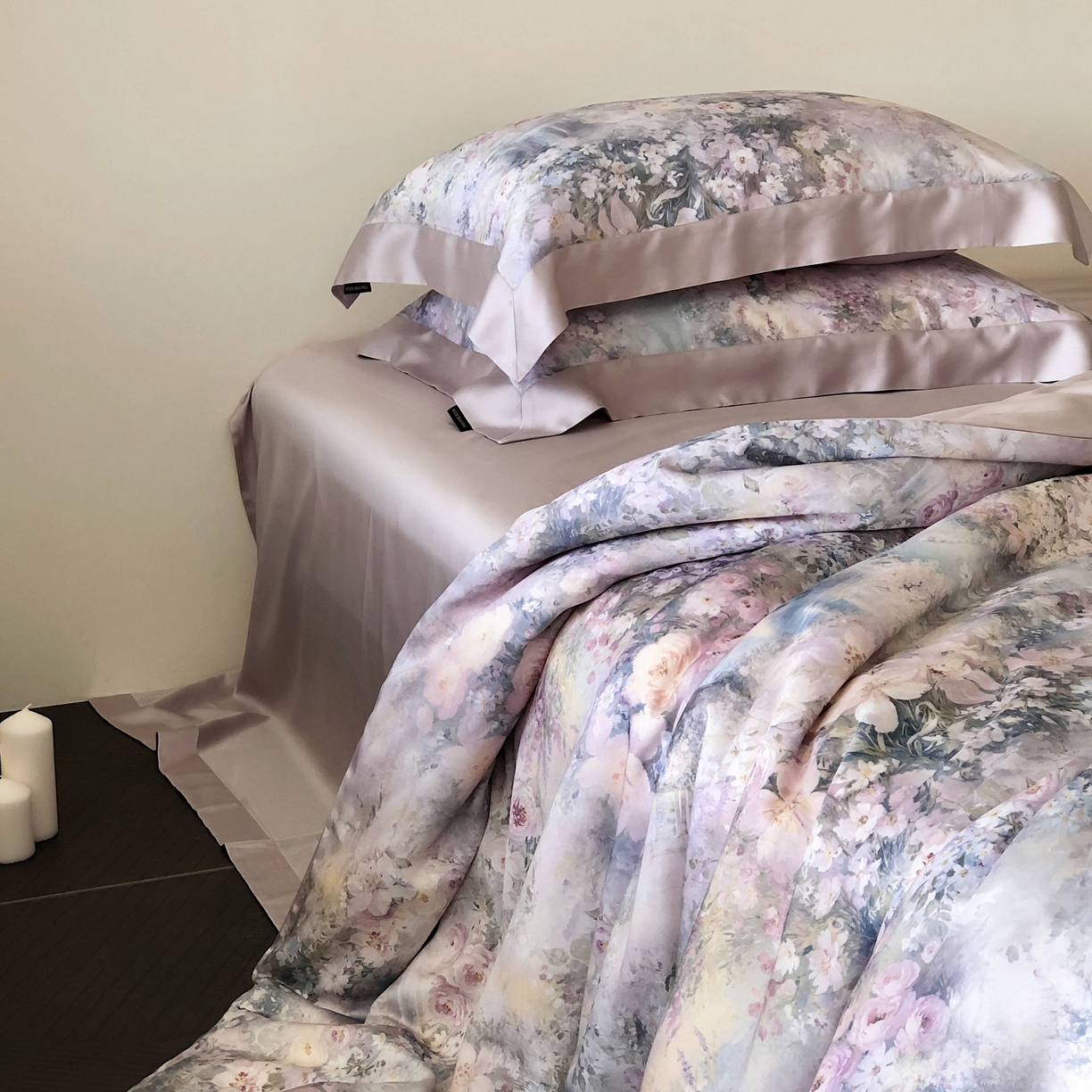 91家纺网 家纺一手货源 找家纺 佳汐蓝家纺2025新款春夏60支柔缎兰精天丝轻奢印花四件套-花园蜜语 花园蜜语-紫色