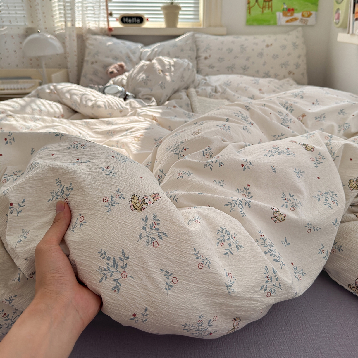 91家纺网 家纺一手货源 找家纺 沐芷 2025 A类木棉双层纱简约风床上四件套柔软手感宿舍三件套 徘徊兔兔