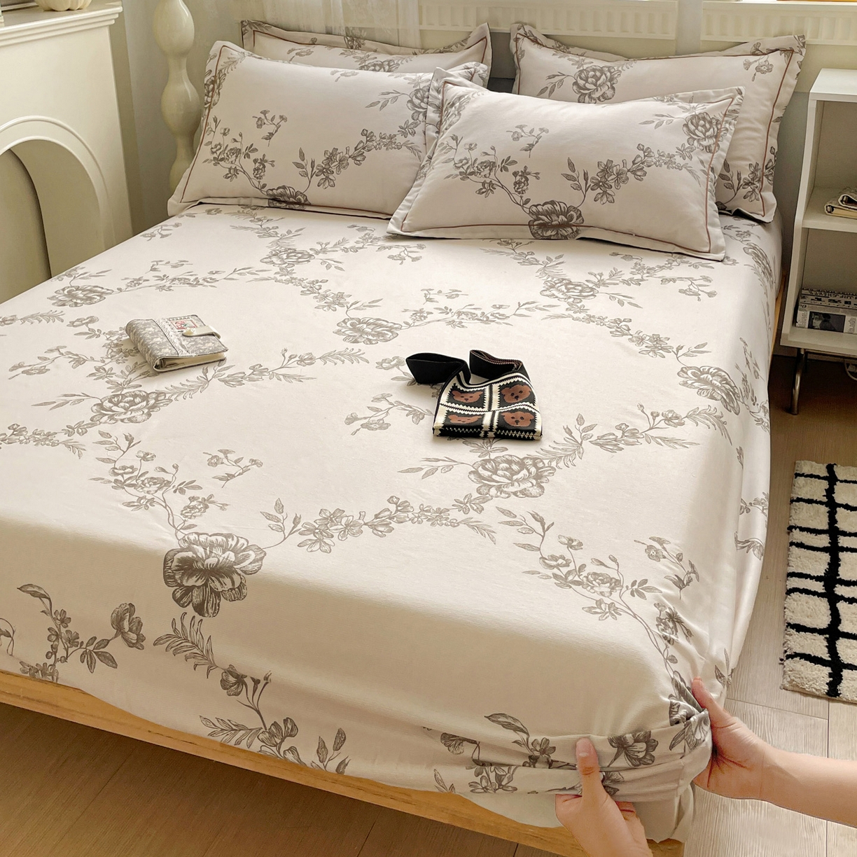 91家纺网 家纺一手货源 找家纺 纽缦家纺 2025新款全棉纯棉磨毛印花单床笠 床笠单件 复古花意灰