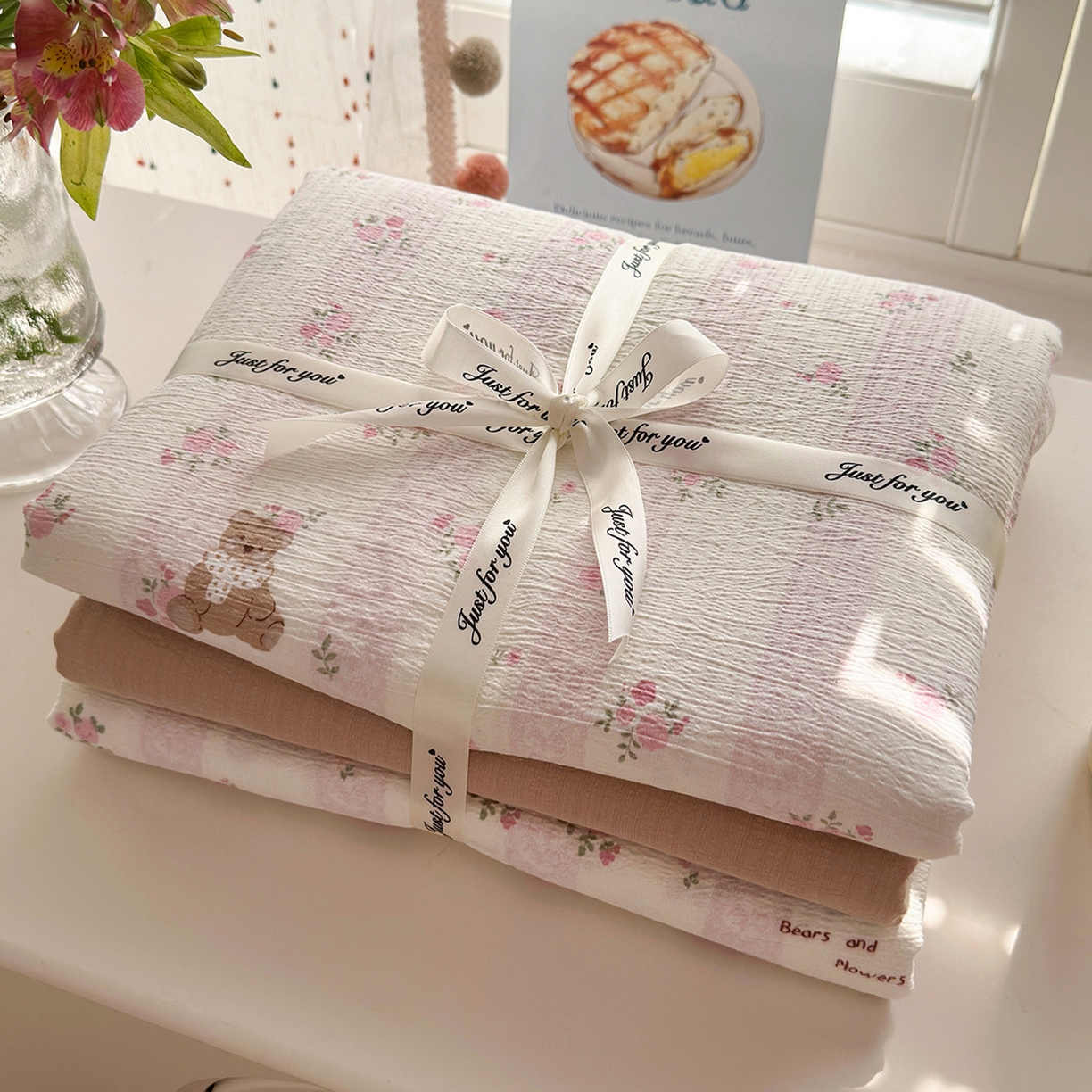 91家纺网 家纺一手货源 找家纺 沐芷 2025 A类木棉双层纱简约风床上四件套柔软手感宿舍三件套 玫瑰熊