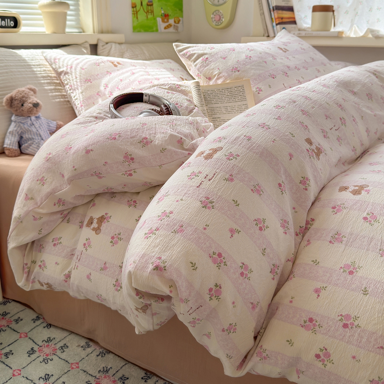 91家纺网 家纺一手货源 找家纺 沐芷 2025 A类木棉双层纱简约风床上四件套柔软手感宿舍三件套 玫瑰熊