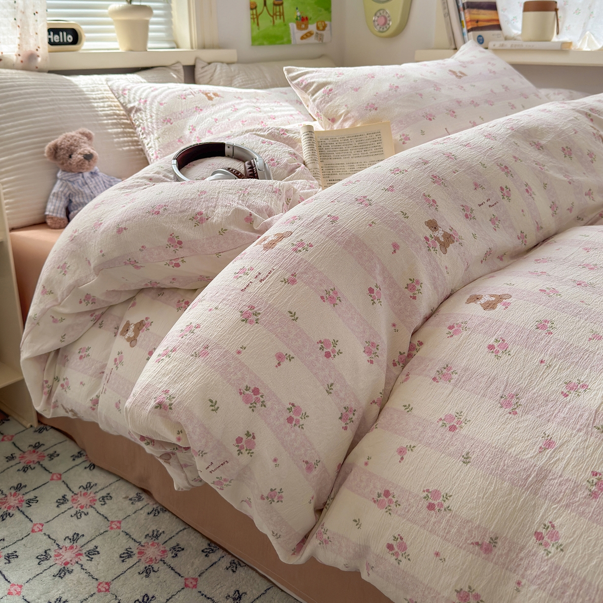 91家纺网 家纺一手货源 找家纺 沐芷 2025 A类木棉双层纱简约风床上四件套柔软手感宿舍三件套 玫瑰熊