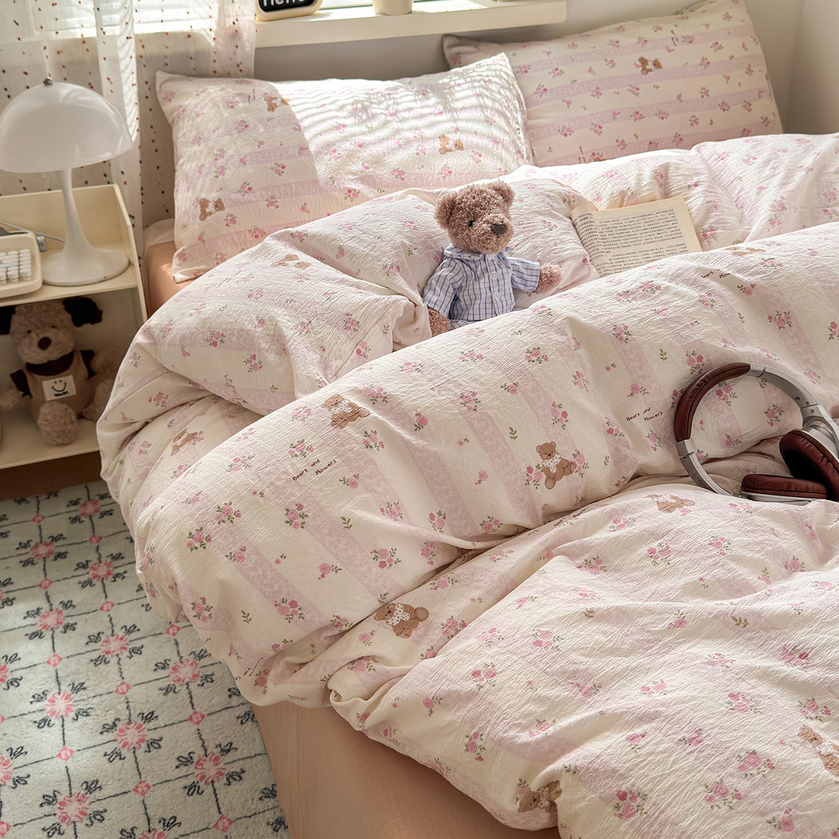 91家纺网 家纺一手货源 找家纺 沐芷 2025 A类木棉双层纱简约风床上四件套柔软手感宿舍三件套 玫瑰熊