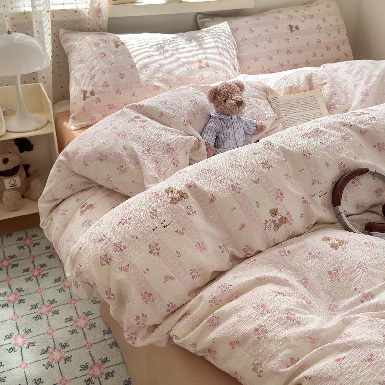 91家纺网 家纺一手货源 找家纺 沐芷 2025 A类木棉双层纱简约风床上四件套柔软手感宿舍三件套 玫瑰熊