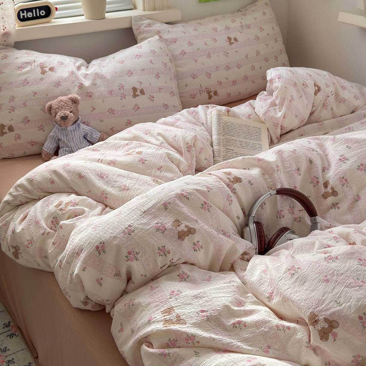 91家纺网 家纺一手货源 找家纺 沐芷 2025 A类木棉双层纱简约风床上四件套柔软手感宿舍三件套 玫瑰熊