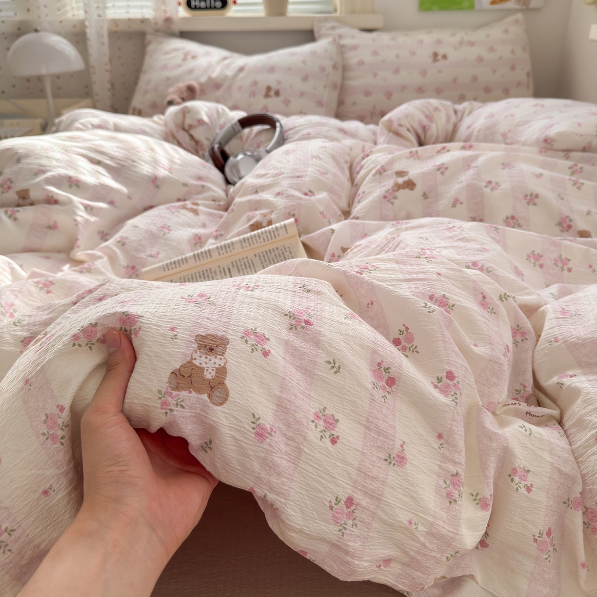 91家纺网 家纺一手货源 找家纺 沐芷 2025 A类木棉双层纱简约风床上四件套柔软手感宿舍三件套 玫瑰熊