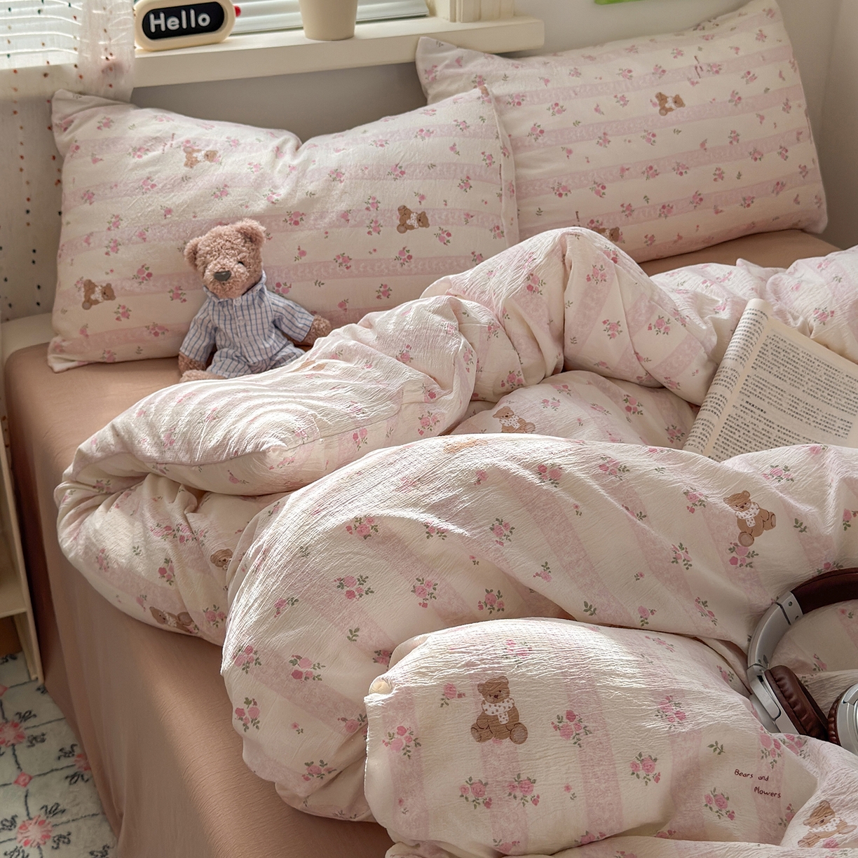 91家纺网 家纺一手货源 找家纺 沐芷 2025 A类木棉双层纱简约风床上四件套柔软手感宿舍三件套 玫瑰熊