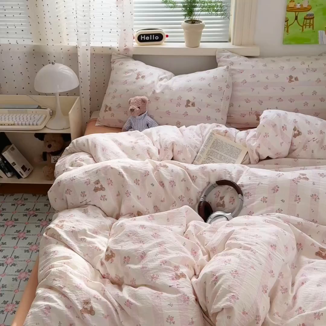 91家纺网 家纺一手货源 找家纺 沐芷 2025 A类木棉双层纱简约风床上四件套柔软手感宿舍三件套 玫瑰熊