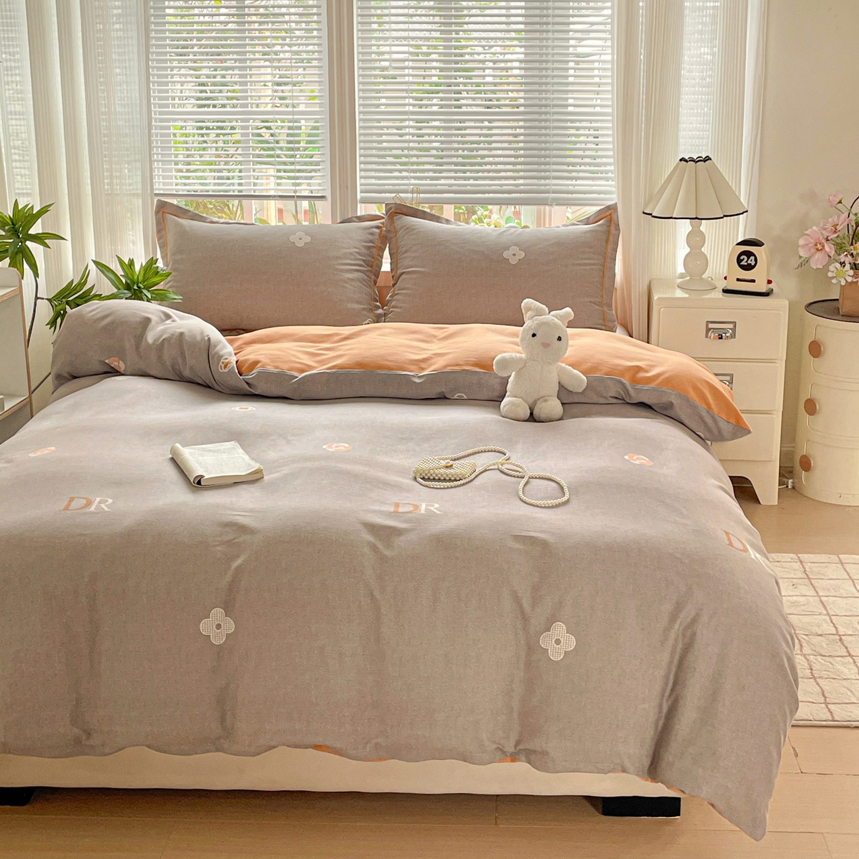 91家纺网 家纺一手货源 找家纺 纽缦家纺 2025新款全棉纯棉磨毛印花四件套 迪诺之旅灰