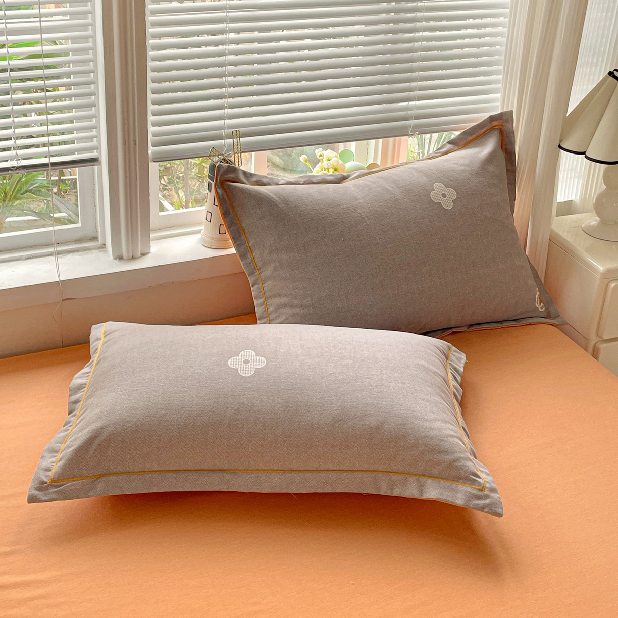 91家纺网 家纺一手货源 找家纺 纽缦家纺 2025新款全棉纯棉磨毛印花四件套 迪诺之旅灰