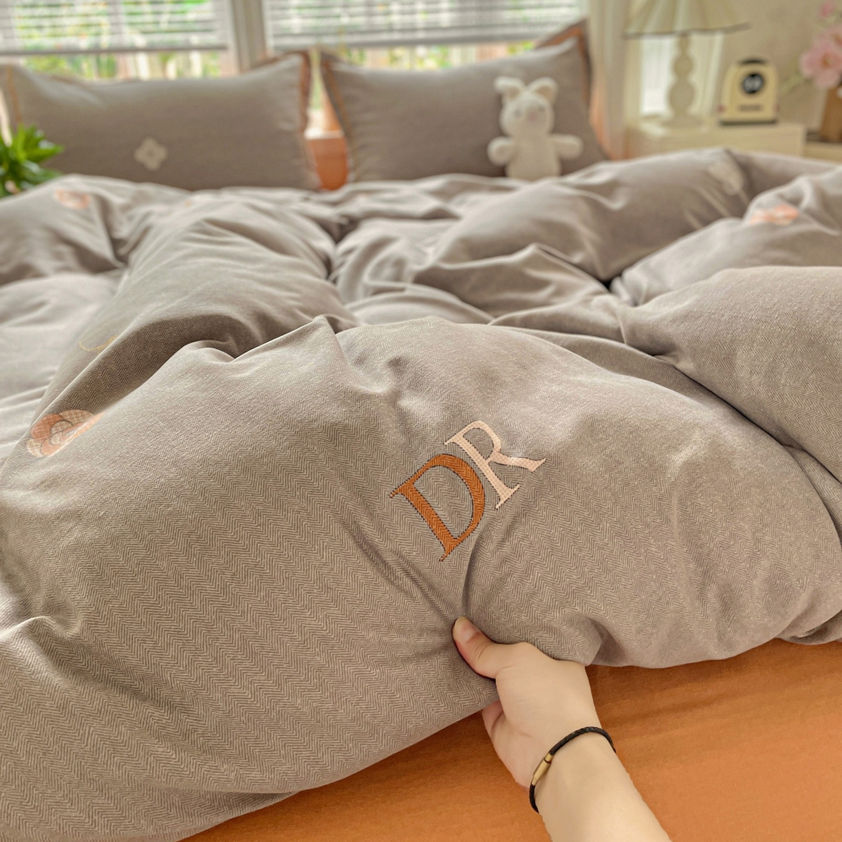 91家纺网 家纺一手货源 找家纺 纽缦家纺 2025新款全棉纯棉磨毛印花四件套 迪诺之旅灰