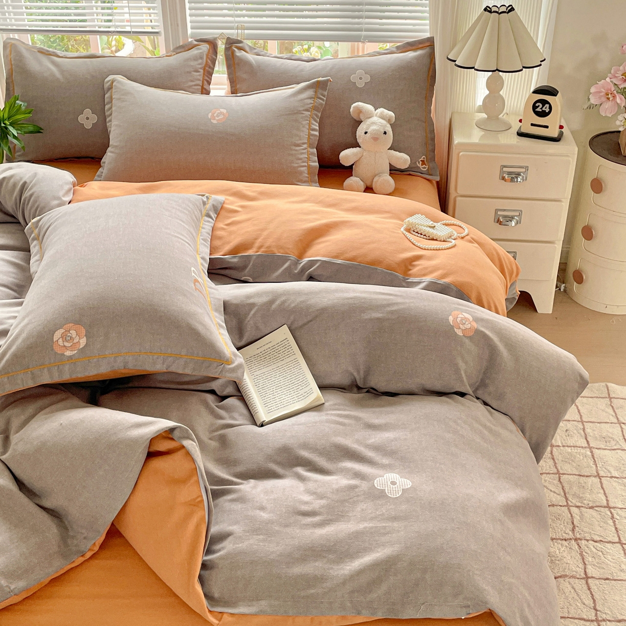 91家纺网 家纺一手货源 找家纺 纽缦家纺 2025新款全棉纯棉磨毛印花四件套 迪诺之旅灰