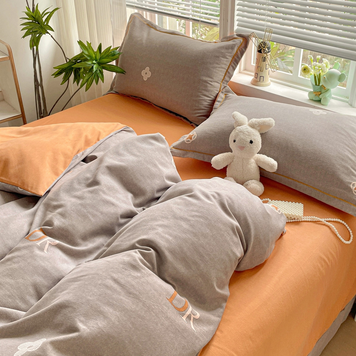 91家纺网 家纺一手货源 找家纺 纽缦家纺 2025新款全棉纯棉磨毛印花四件套 迪诺之旅灰