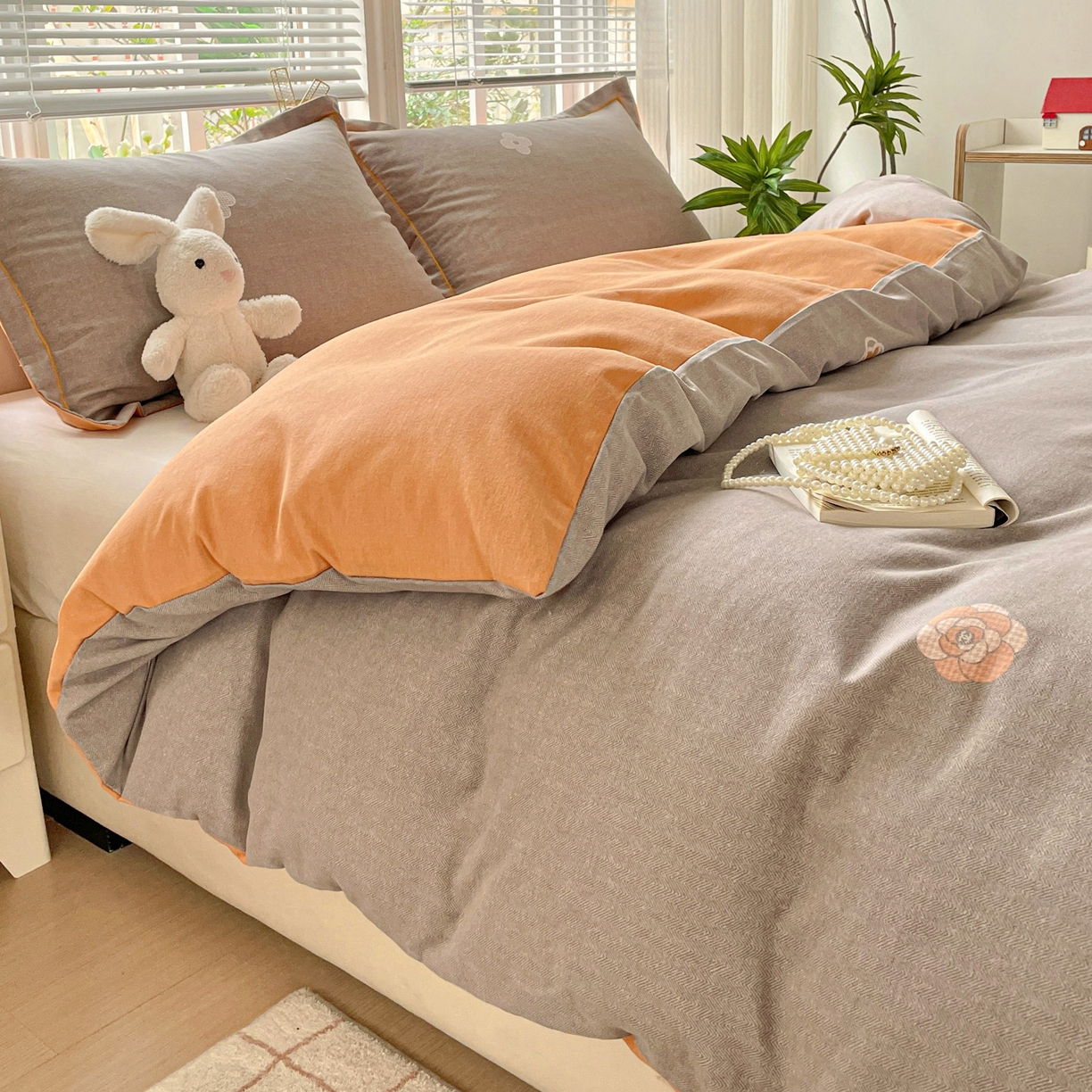 91家纺网 家纺一手货源 找家纺 纽缦家纺 2025新款全棉纯棉磨毛印花四件套 迪诺之旅灰