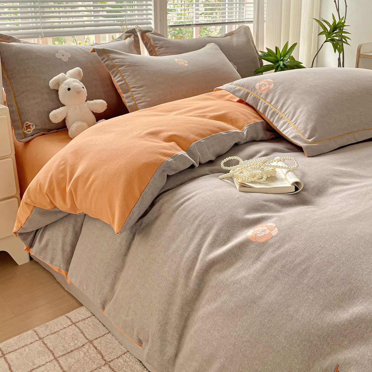 91家纺网 家纺一手货源 找家纺 纽缦家纺 2025新款全棉纯棉磨毛印花四件套 迪诺之旅灰