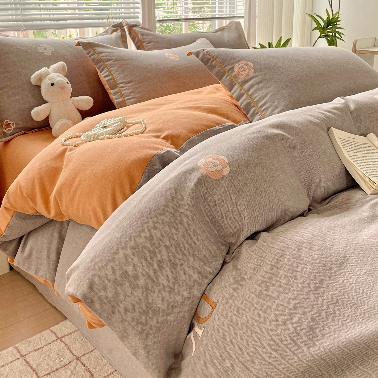 91家纺网 家纺一手货源 找家纺 纽缦家纺 2025新款全棉纯棉磨毛印花四件套 迪诺之旅灰