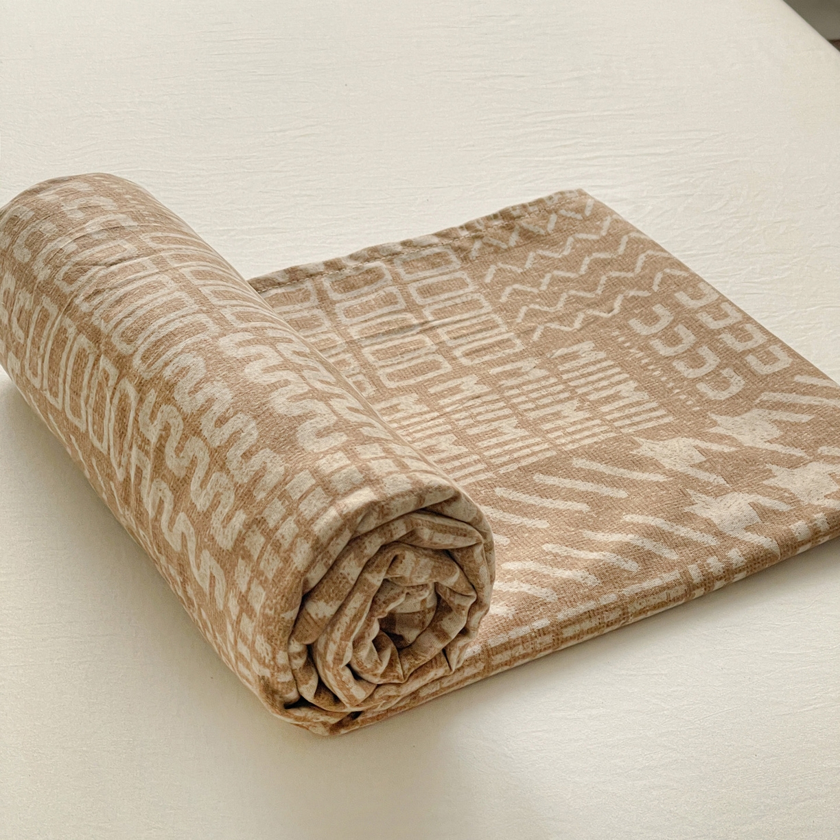 91家纺网 家纺一手货源 找家纺 纽缦家纺 2025新款全棉纯棉磨毛印花单床笠 床笠单件 罗卡尼亚咖