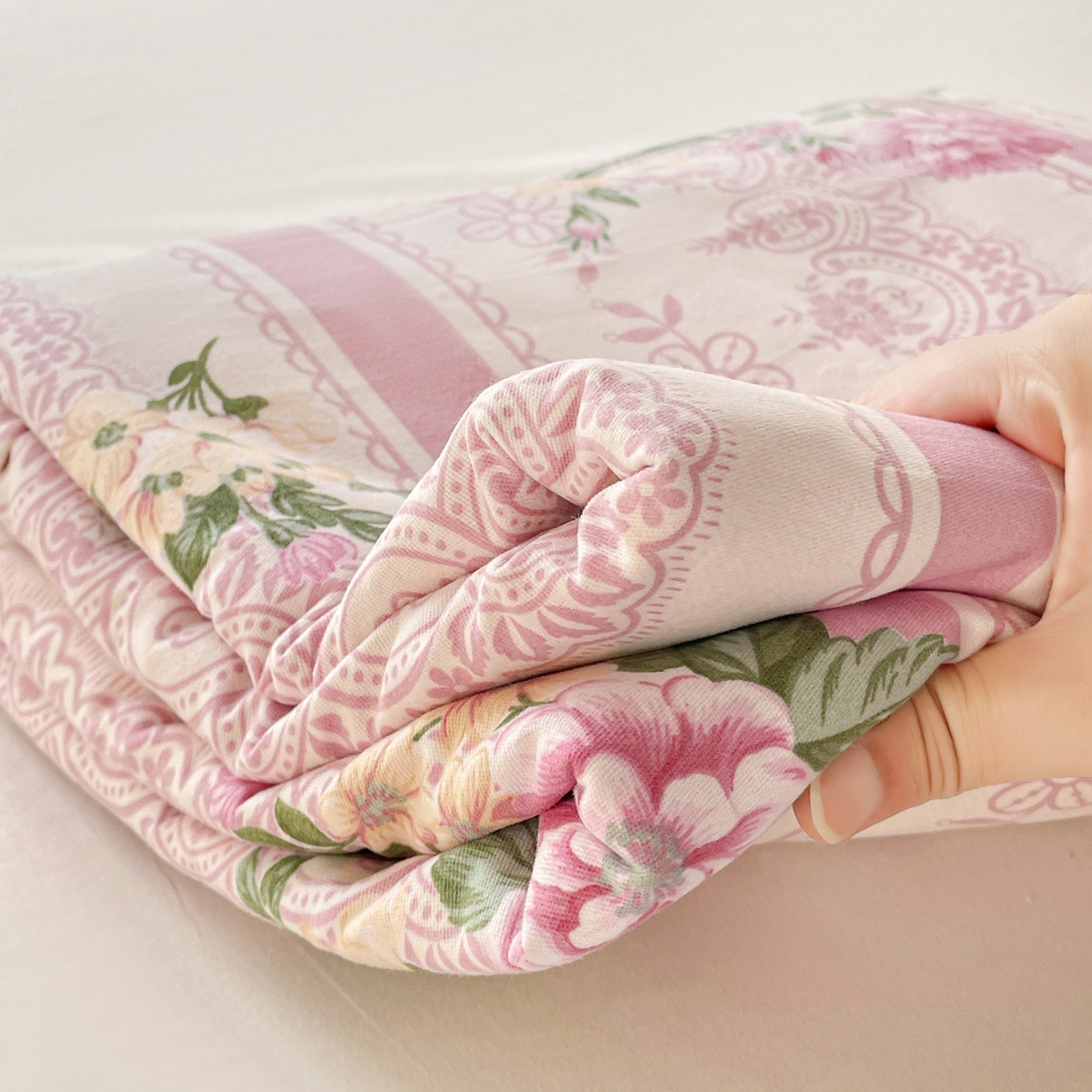 91家纺网 家纺一手货源 找家纺 纽缦家纺 2025新款全棉纯棉磨毛印花四件套 法芙娜粉