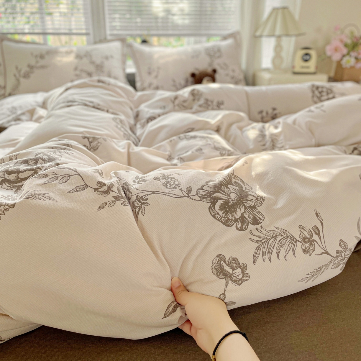 91家纺网 家纺一手货源 找家纺 纽缦家纺 2025新款全棉纯棉磨毛印花四件套 复古花意灰