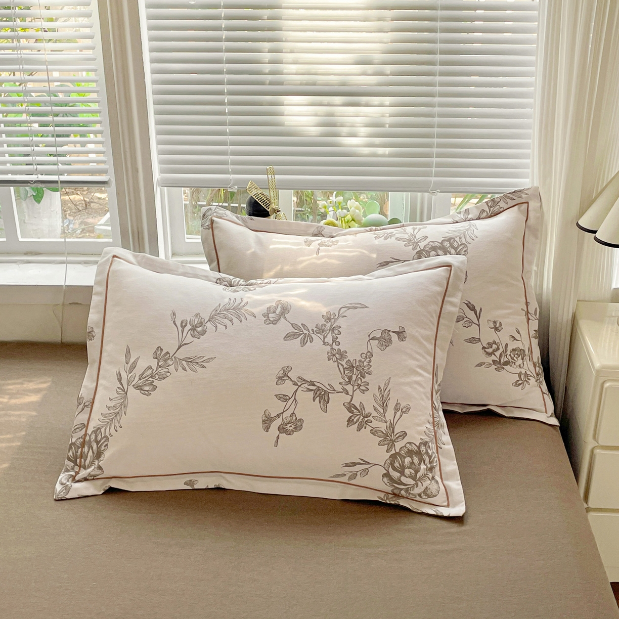 91家纺网 家纺一手货源 找家纺 纽缦家纺 2025新款全棉纯棉磨毛印花四件套 复古花意灰