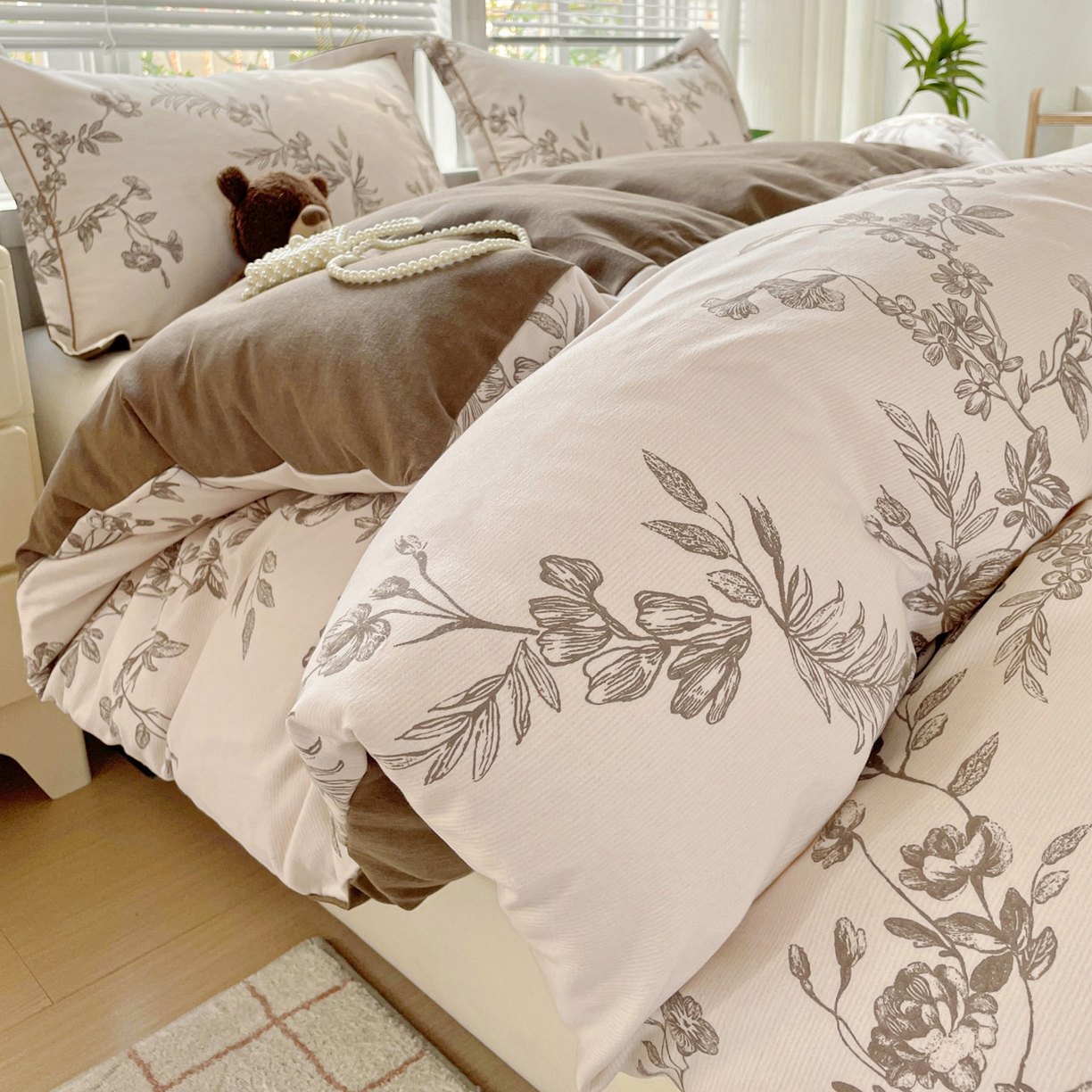 91家纺网 家纺一手货源 找家纺 纽缦家纺 2025新款全棉纯棉磨毛印花四件套 复古花意灰