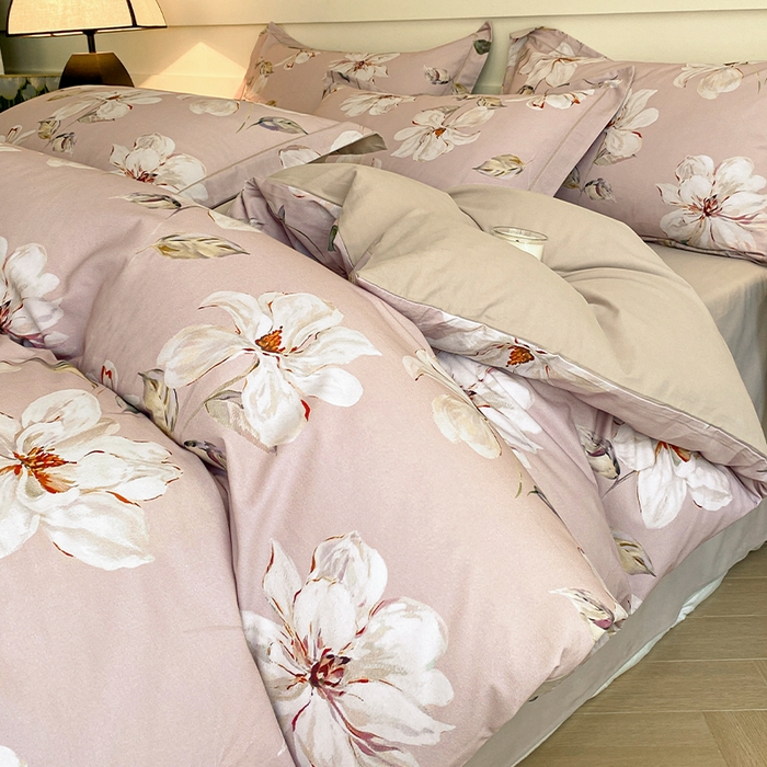 91家纺网 家纺一手货源 找家纺 格里芬家纺 2025全棉加厚磨毛数码印花四件套花晨月夕-粉