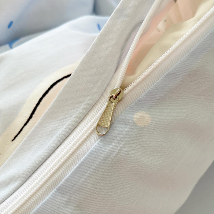 91家纺网 家纺一手货源 找家纺 金爱家2025新款三丽鸥正版授权卡通数码印花混搭纯棉印花系列四件套 棉三丽鸥-混搭点点玉桂狗蓝