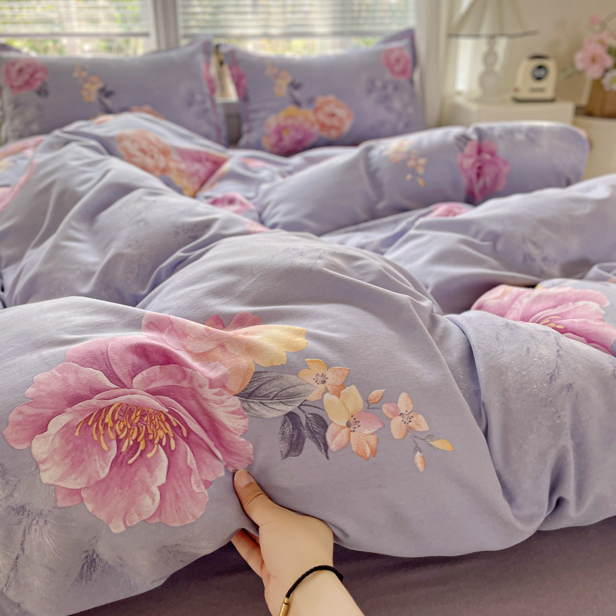 91家纺网 家纺一手货源 找家纺 纽缦家纺 2025新款全棉纯棉磨毛印花四件套 吉娜风情蓝