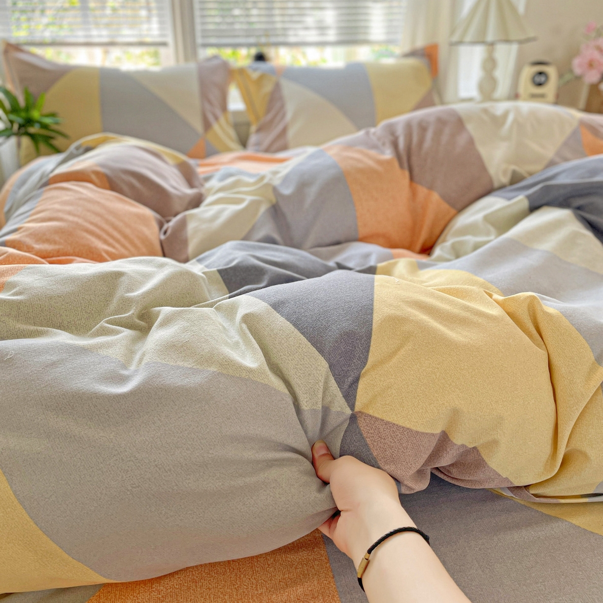 91家纺网 家纺一手货源 找家纺 纽缦家纺 2025新款全棉纯棉磨毛印花四件套 几何神话桔