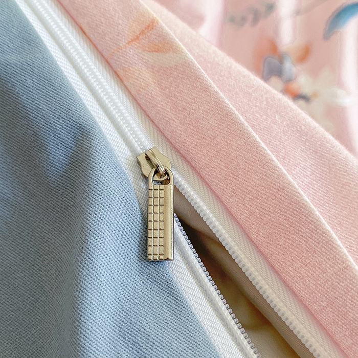 91家纺网 家纺一手货源 找家纺 格里芬家纺 2025全棉加厚磨毛数码印花四件套花遇你-粉