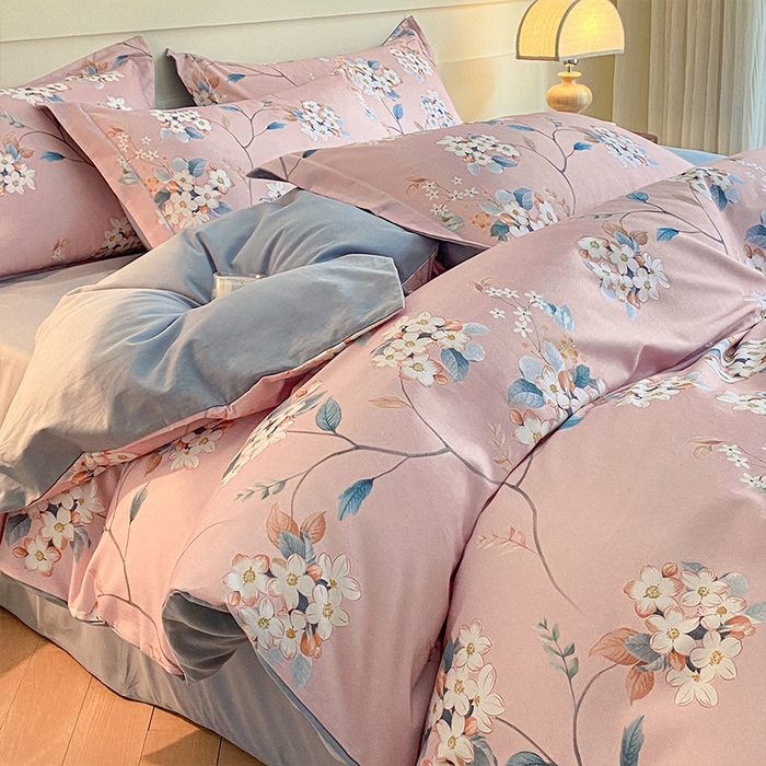 91家纺网 家纺一手货源 找家纺 格里芬家纺 2025全棉加厚磨毛数码印花四件套花遇你-粉