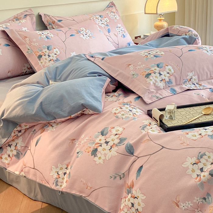 91家纺网 家纺一手货源 找家纺 格里芬家纺 2025全棉加厚磨毛数码印花四件套花遇你-粉