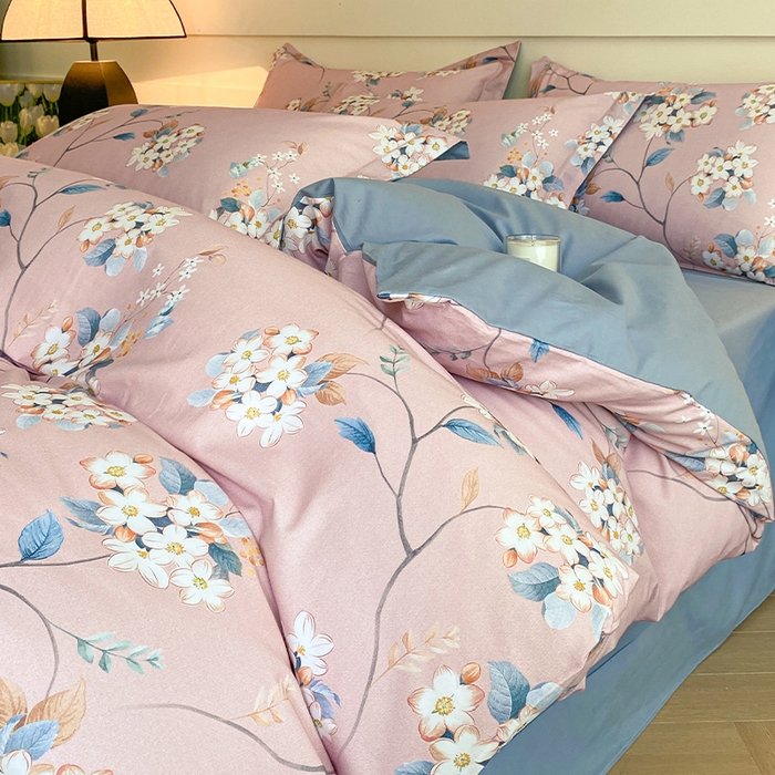 91家纺网 家纺一手货源 找家纺 格里芬家纺 2025全棉加厚磨毛数码印花四件套花遇你-粉