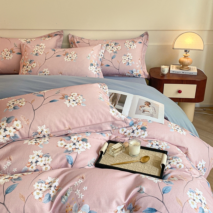 91家纺网 家纺一手货源 找家纺 格里芬家纺 2025全棉加厚磨毛数码印花四件套花遇你-粉