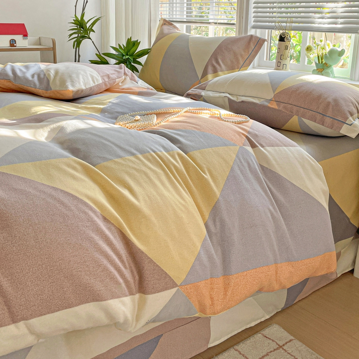 91家纺网 家纺一手货源 找家纺 纽缦家纺 2025新款全棉纯棉磨毛印花四件套 几何神话桔