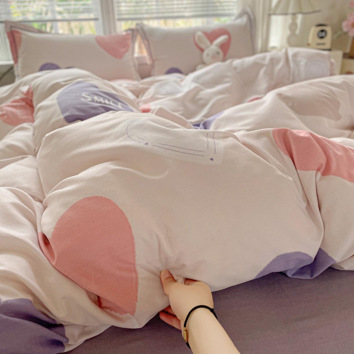 91家纺网 家纺一手货源 找家纺 纽缦家纺 2025新款全棉纯棉磨毛印花四件套 浪漫心事粉