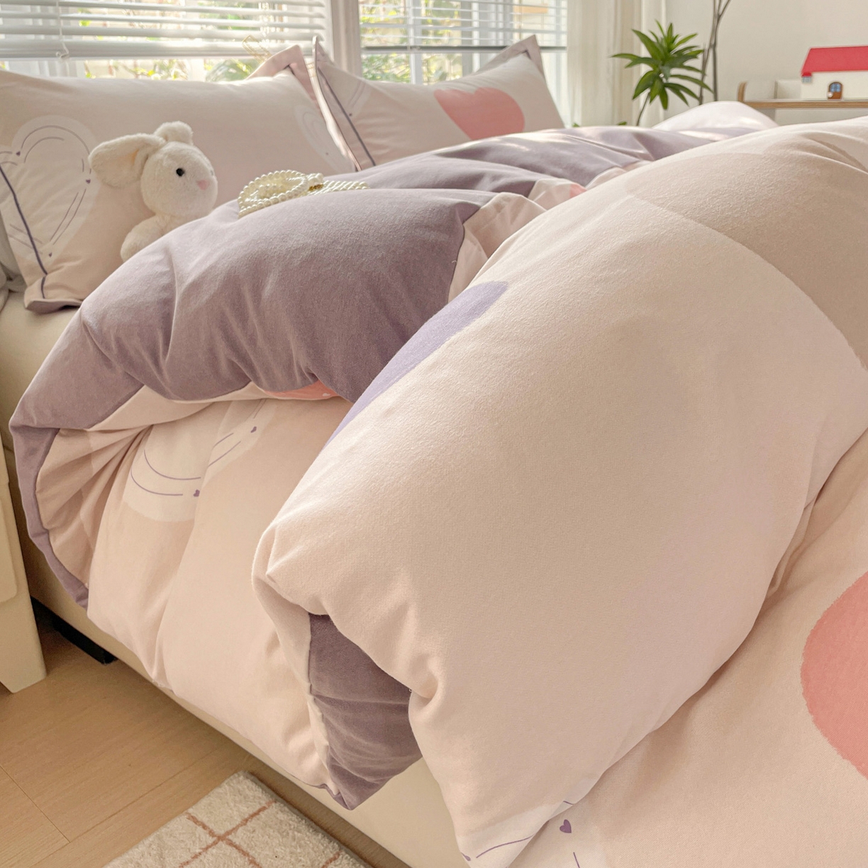 91家纺网 家纺一手货源 找家纺 纽缦家纺 2025新款全棉纯棉磨毛印花四件套 浪漫心事粉