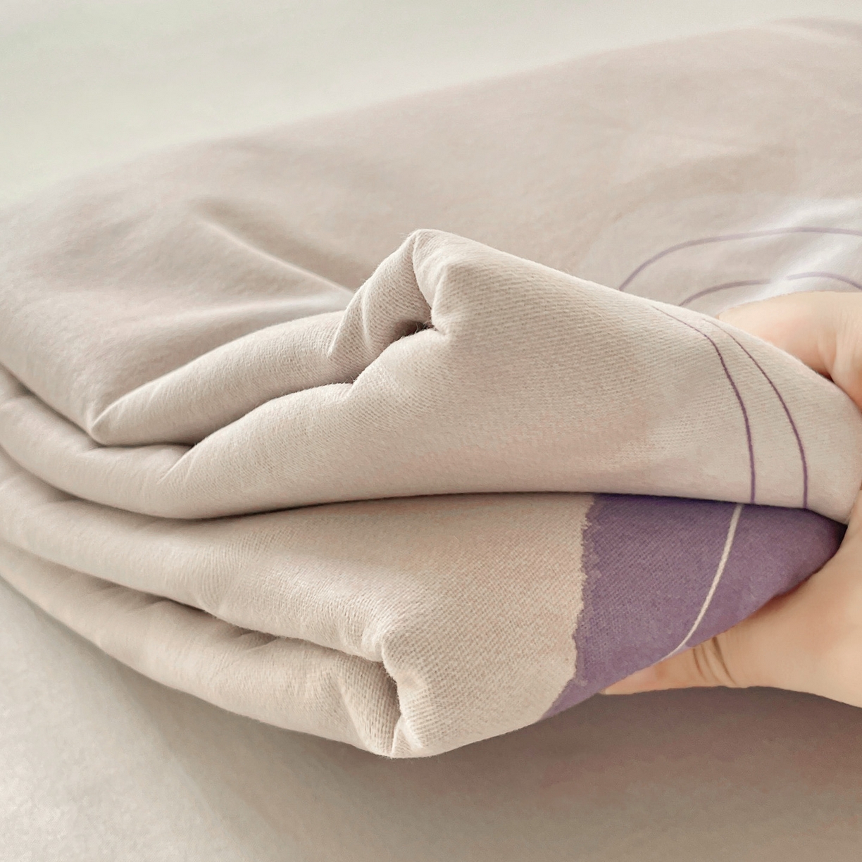 91家纺网 家纺一手货源 找家纺 纽缦家纺 2025新款全棉纯棉磨毛印花四件套 浪漫心事粉