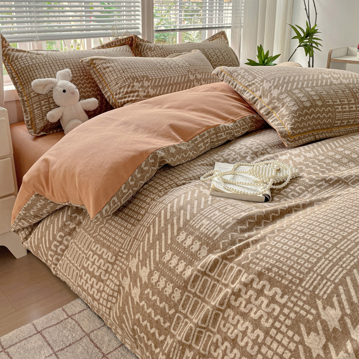 91家纺网 家纺一手货源 找家纺 纽缦家纺 2025新款全棉纯棉磨毛印花四件套 罗卡尼亚咖