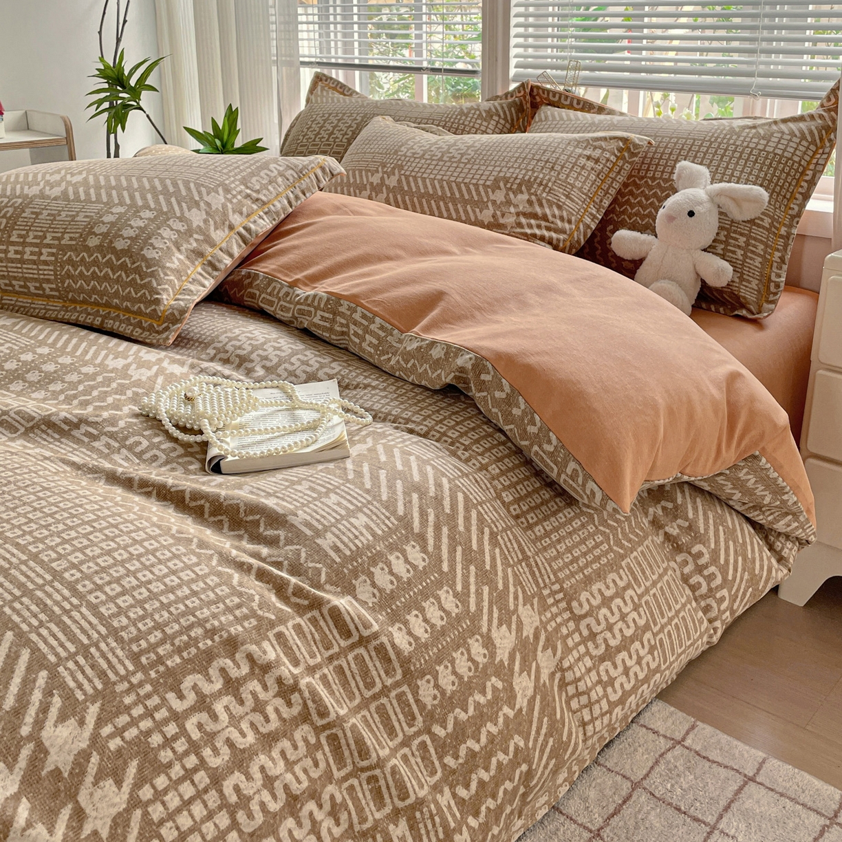 91家纺网 家纺一手货源 找家纺 纽缦家纺 2025新款全棉纯棉磨毛印花四件套 罗卡尼亚咖