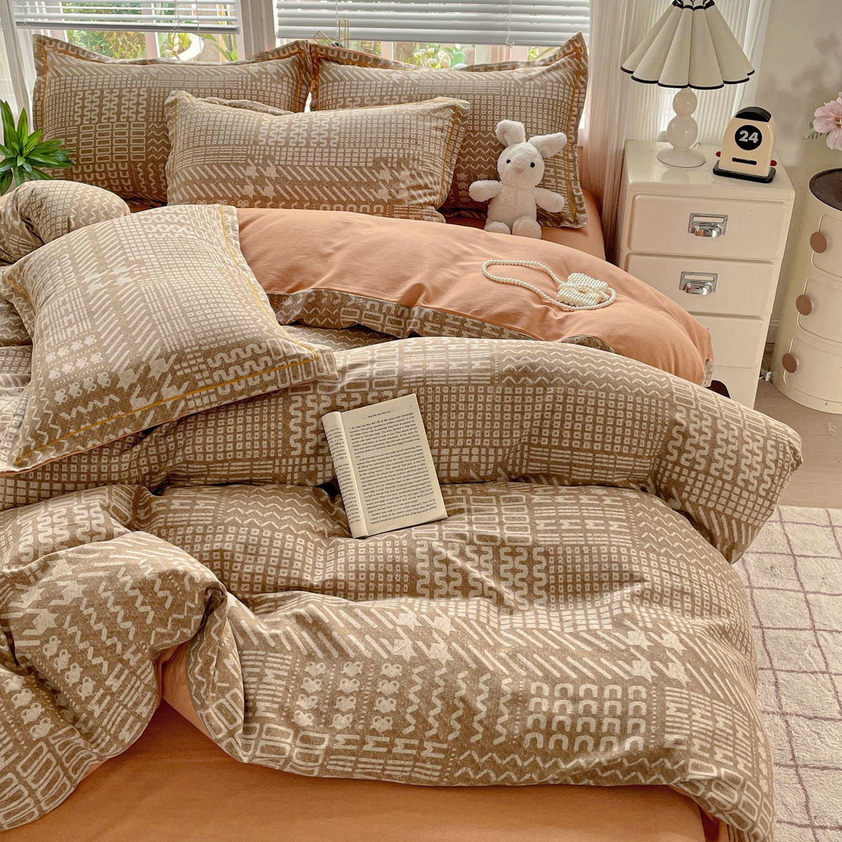 91家纺网 家纺一手货源 找家纺 纽缦家纺 2025新款全棉纯棉磨毛印花四件套 罗卡尼亚咖