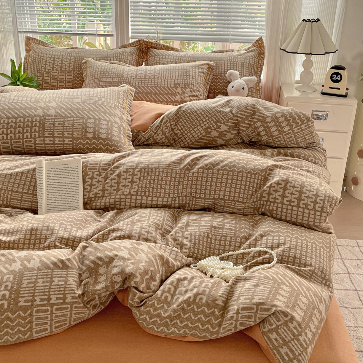 91家纺网 家纺一手货源 找家纺 纽缦家纺 2025新款全棉纯棉磨毛印花四件套 罗卡尼亚咖