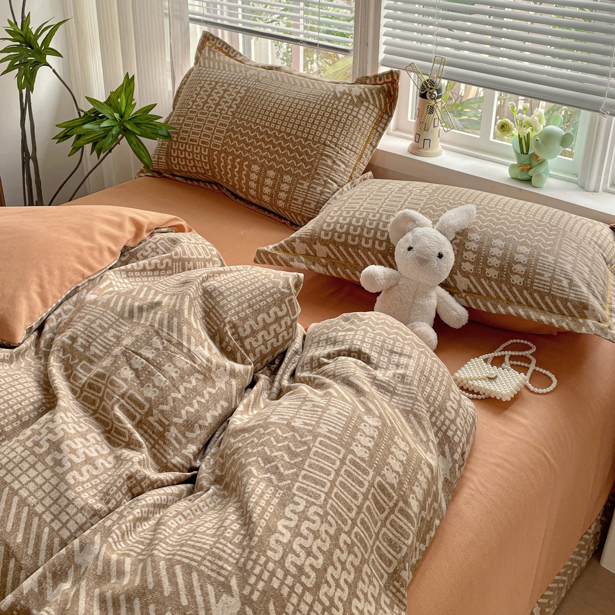 91家纺网 家纺一手货源 找家纺 纽缦家纺 2025新款全棉纯棉磨毛印花四件套 罗卡尼亚咖