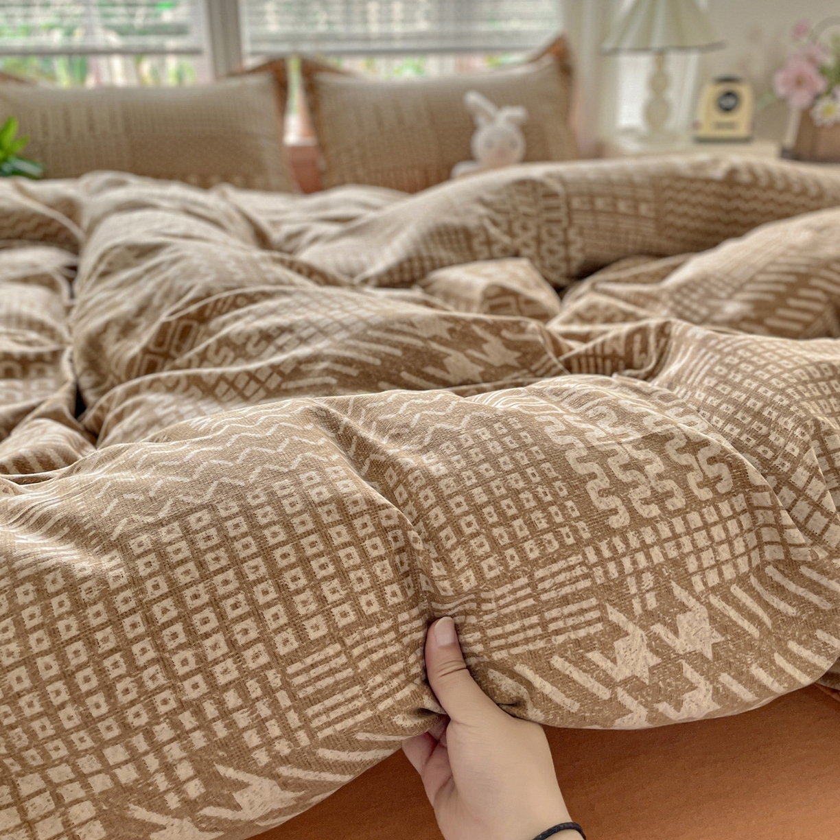 91家纺网 家纺一手货源 找家纺 纽缦家纺 2025新款全棉纯棉磨毛印花四件套 罗卡尼亚咖