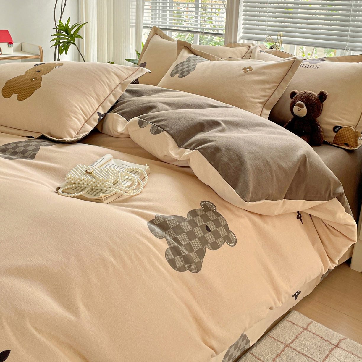 91家纺网 家纺一手货源 找家纺 纽缦家纺 2025新款全棉纯棉磨毛印花四件套 欧尼熊灰