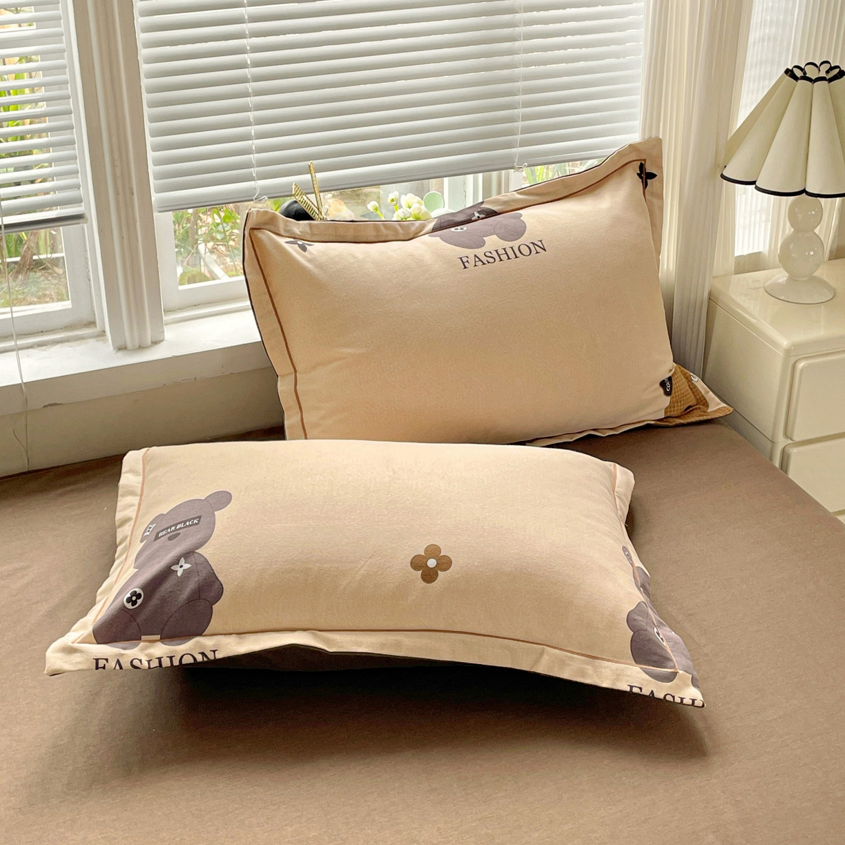 91家纺网 家纺一手货源 找家纺 纽缦家纺 2025新款全棉纯棉磨毛印花四件套 欧尼熊灰