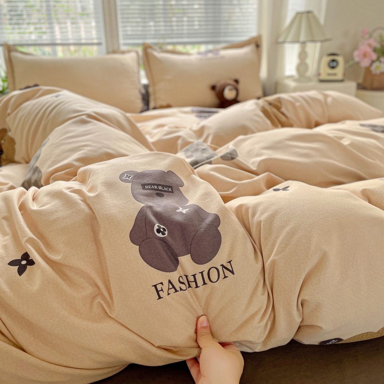 91家纺网 家纺一手货源 找家纺 纽缦家纺 2025新款全棉纯棉磨毛印花四件套 欧尼熊灰