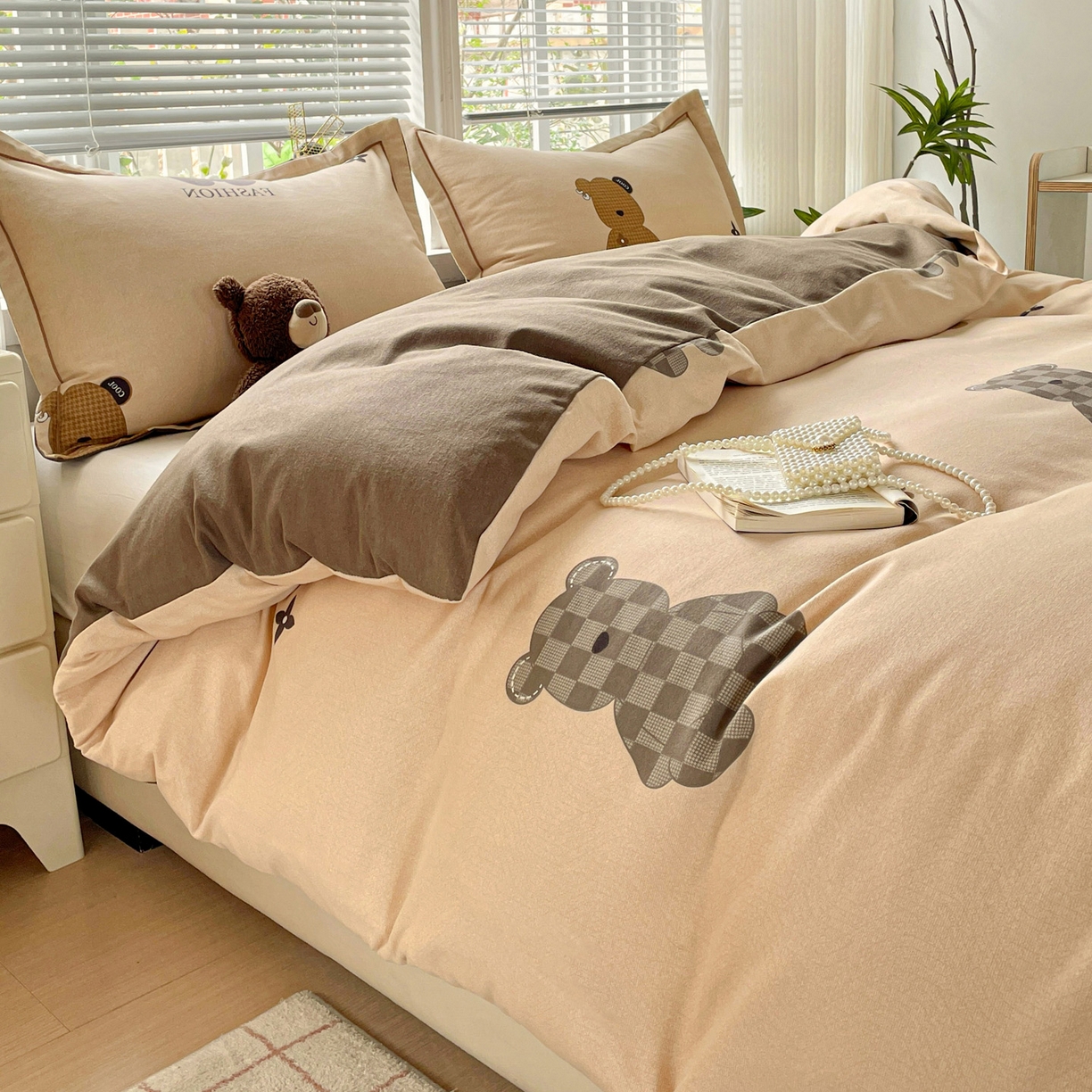 91家纺网 家纺一手货源 找家纺 纽缦家纺 2025新款全棉纯棉磨毛印花四件套 欧尼熊灰